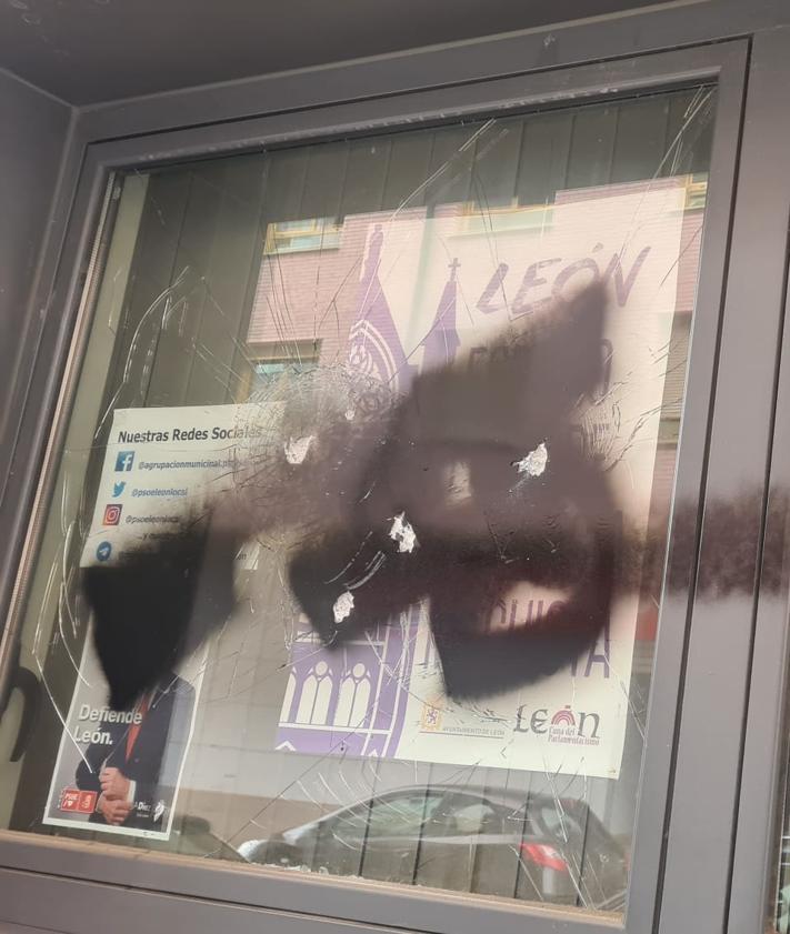 Imagen secundaria 2 - Vandalizan la sede del PSOE de León con pintadas: «Vendepatrias»