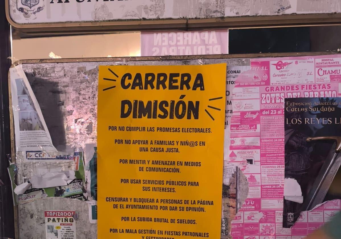 Imagen principal - Denuncian que Carrera «persigue» a vecinos de La Bañeza por pegar carteles en su contra