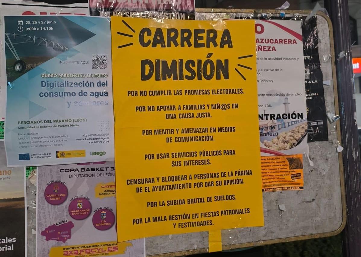 Imagen secundaria 1 - Denuncian que Carrera «persigue» a vecinos de La Bañeza por pegar carteles en su contra
