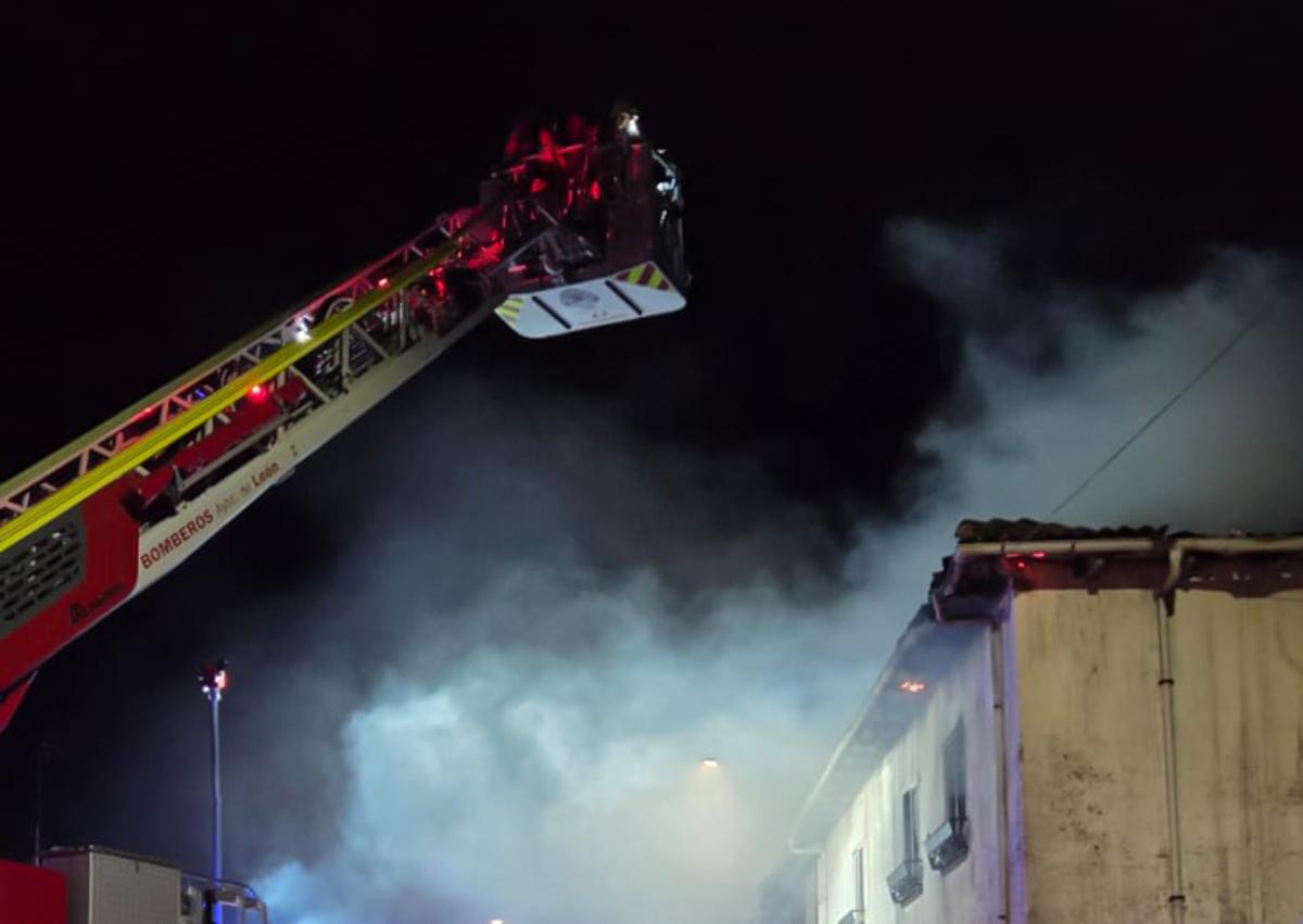 Imagen secundaria 1 - Intervención de los Bomberos de León.