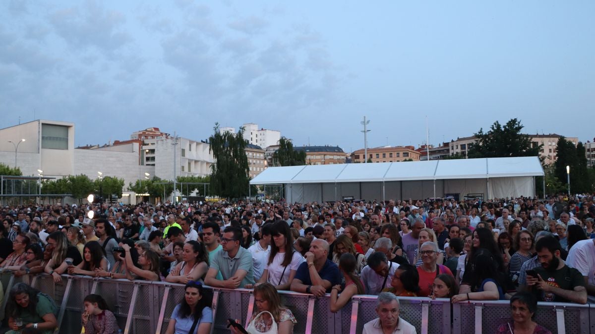 León canta al amor y al desamor en español