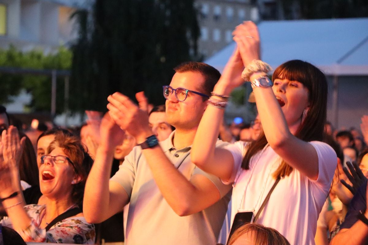León canta al amor y al desamor en español