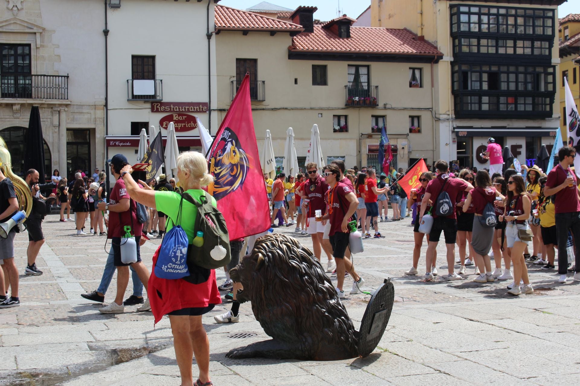 Las imágenes del desfile de peñas en León