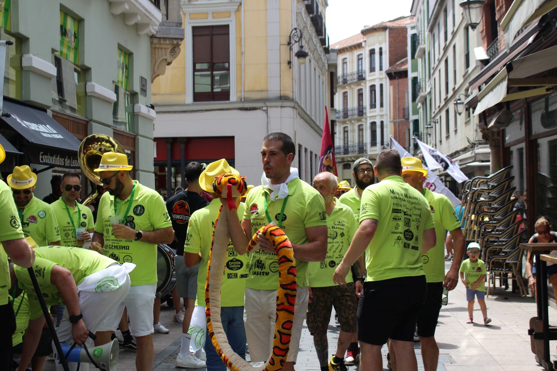 Las imágenes del desfile de peñas en León