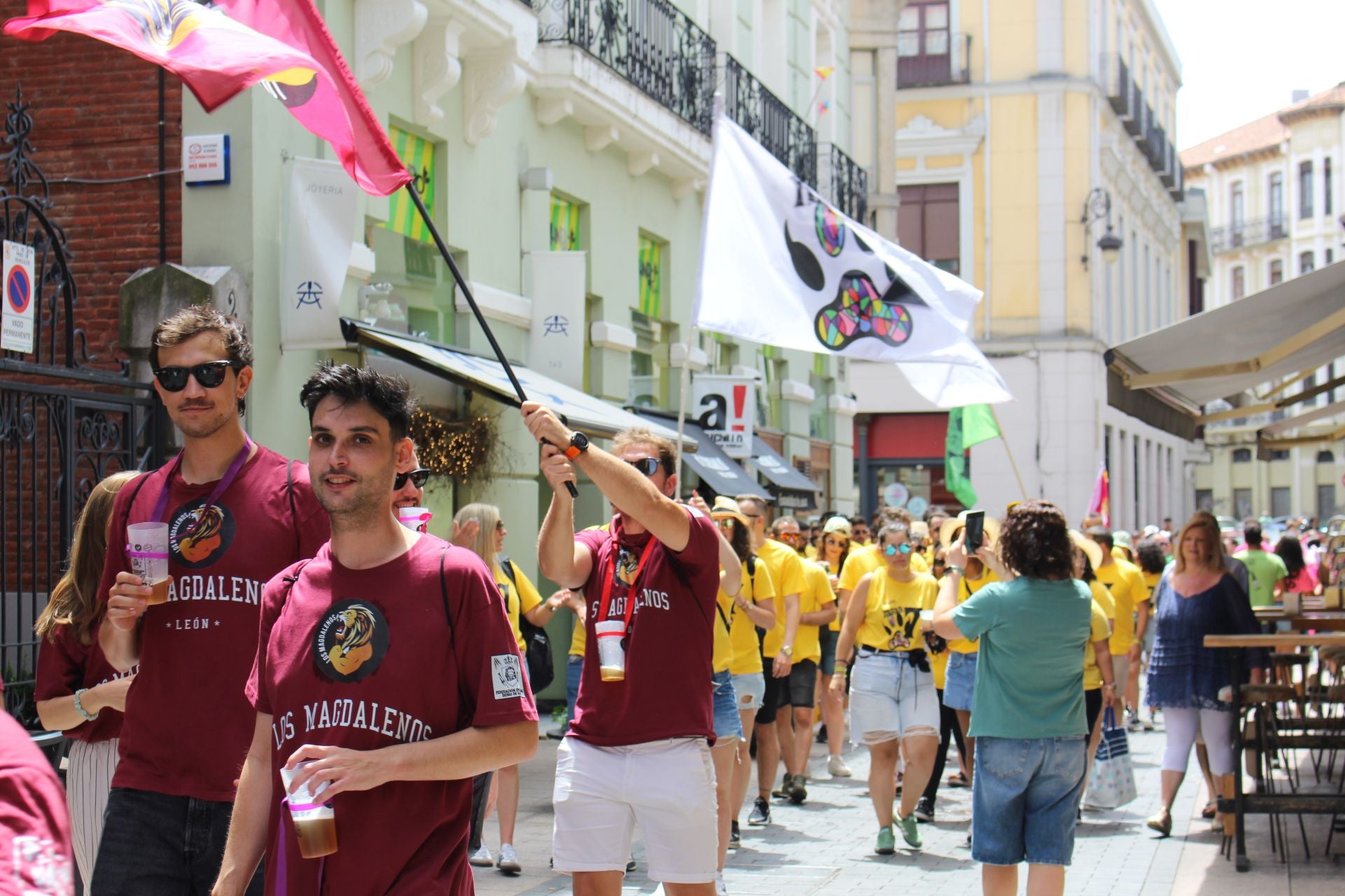 Las imágenes del desfile de peñas en León