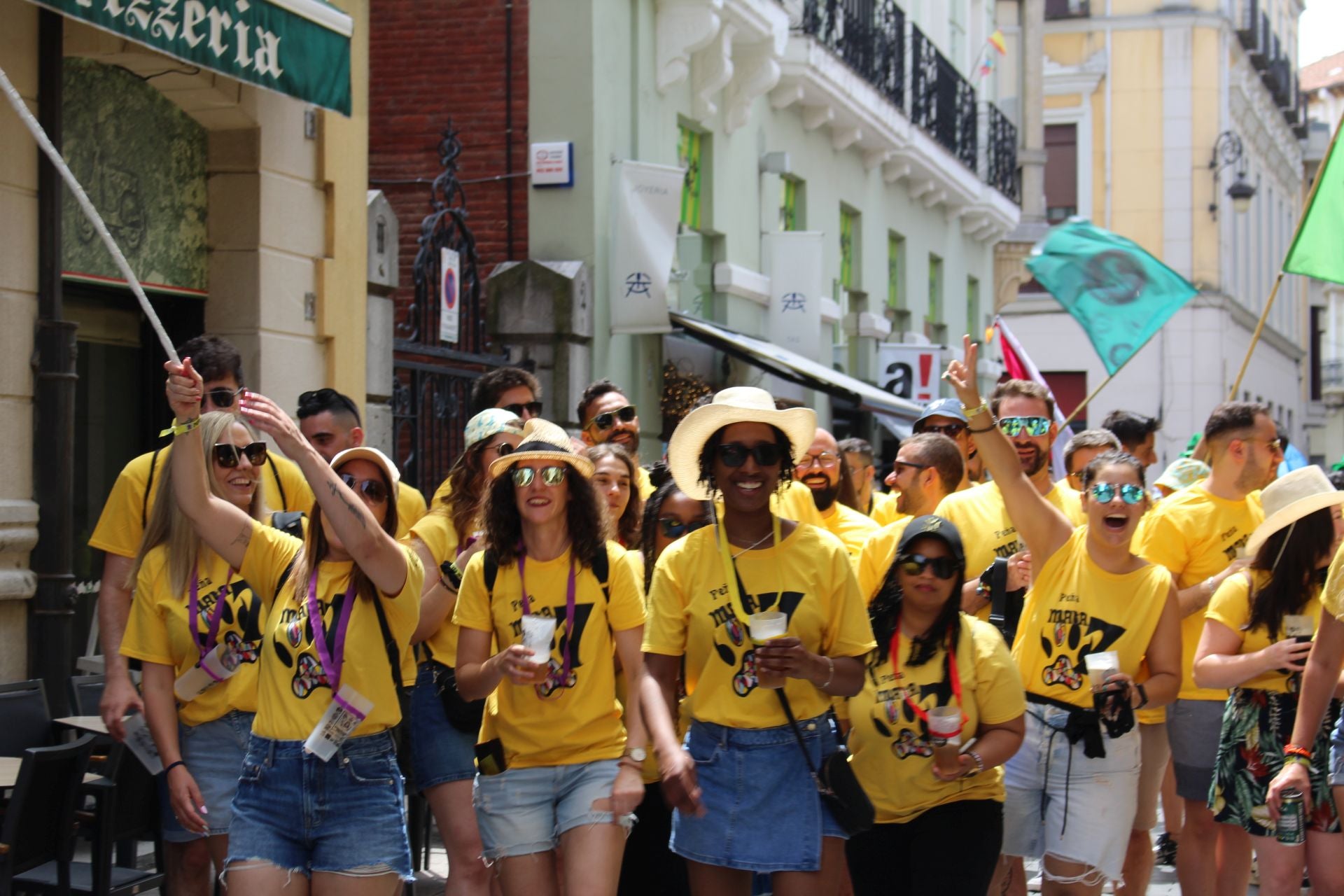 Las imágenes del desfile de peñas en León