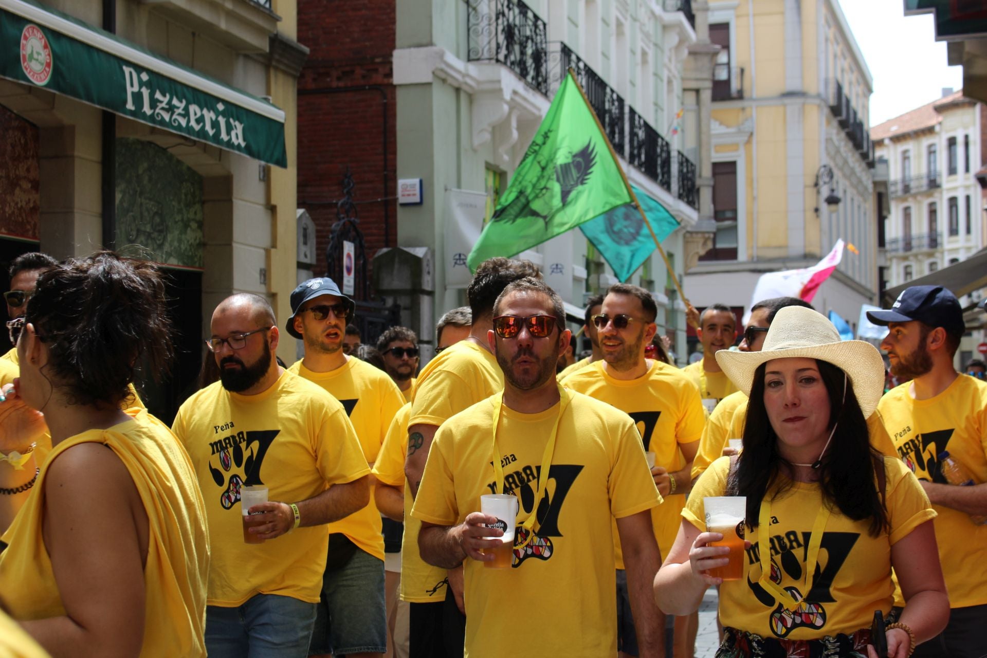 Las imágenes del desfile de peñas en León
