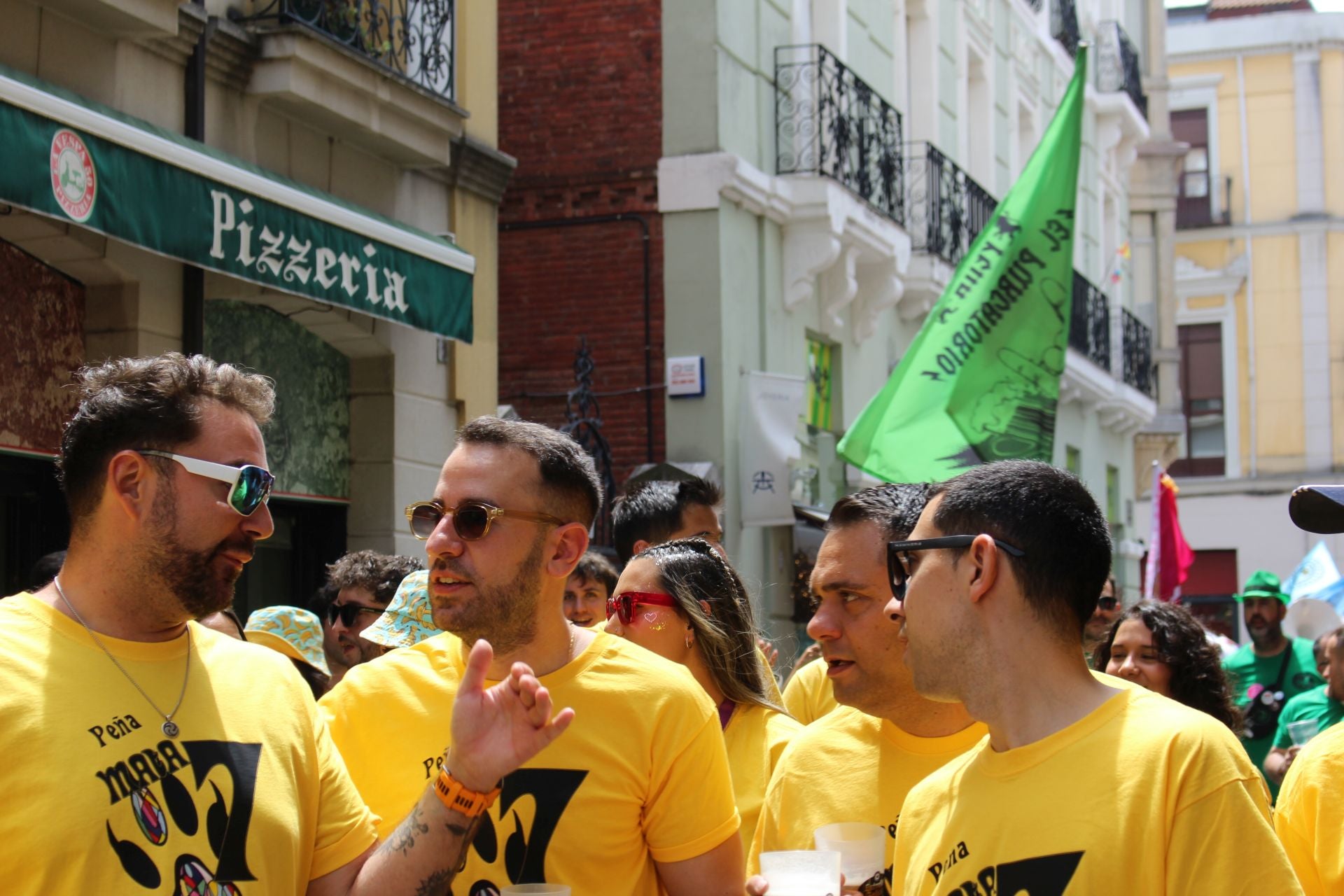 Las imágenes del desfile de peñas en León