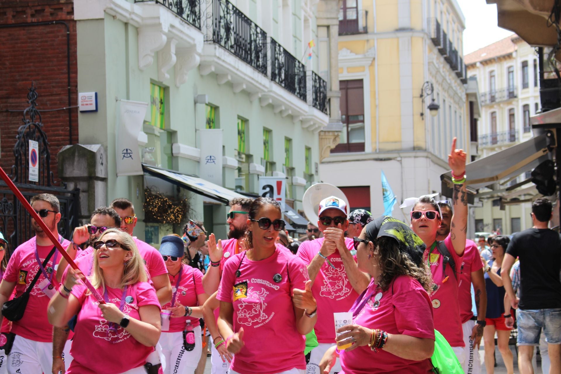 Las imágenes del desfile de peñas en León