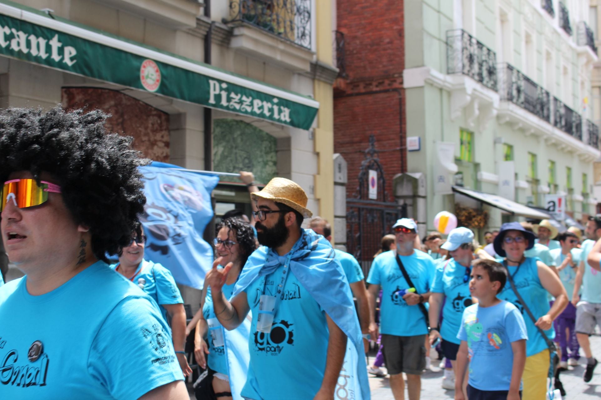 Las imágenes del desfile de peñas en León
