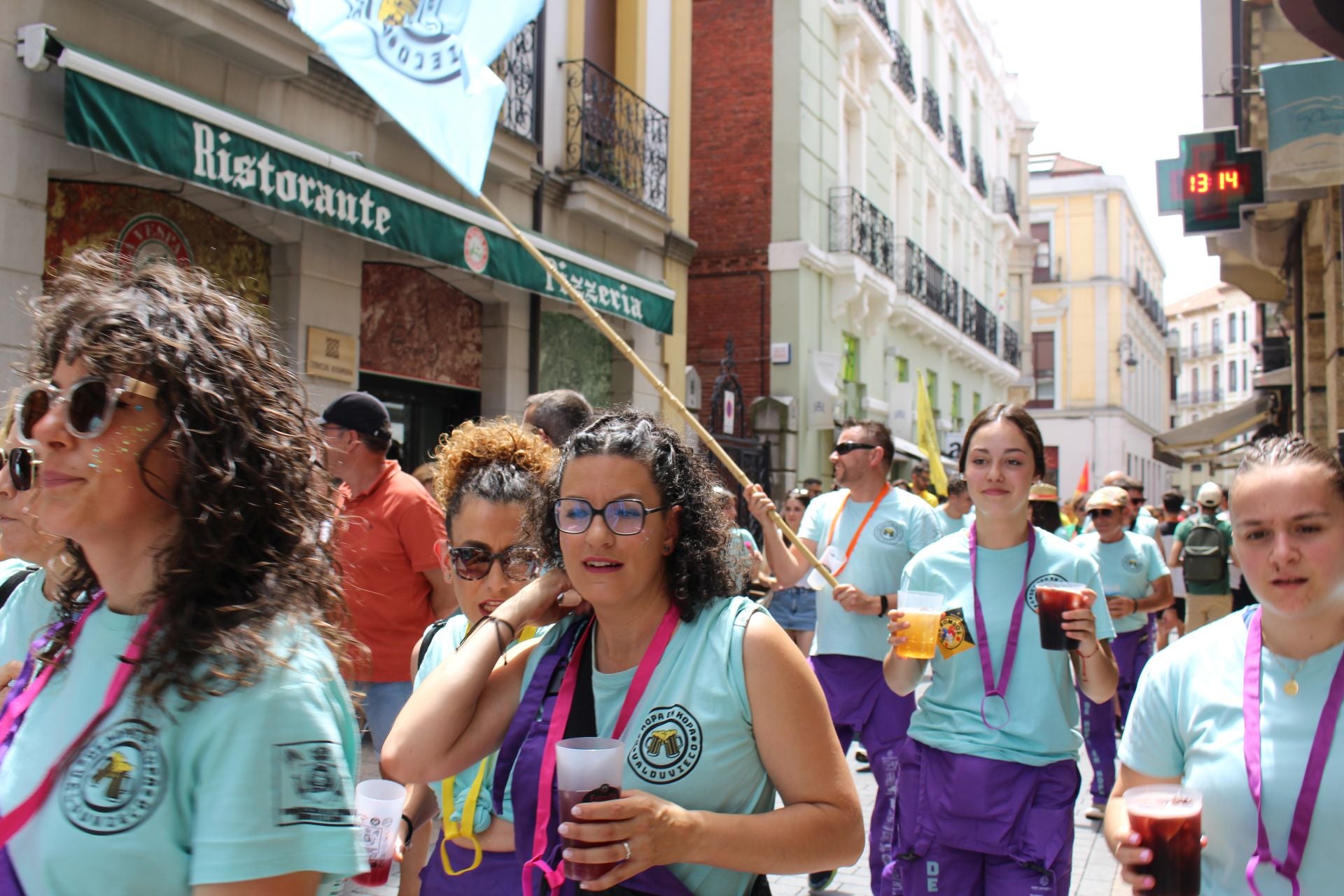 Las imágenes del desfile de peñas en León