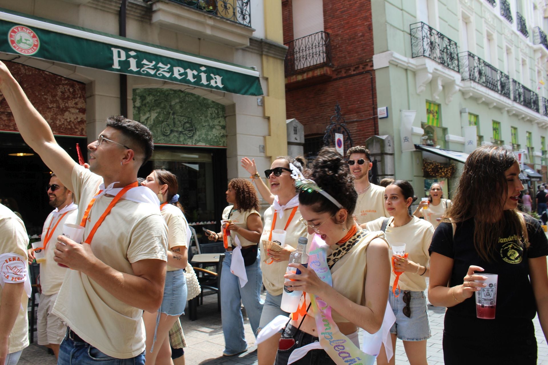 Las imágenes del desfile de peñas en León