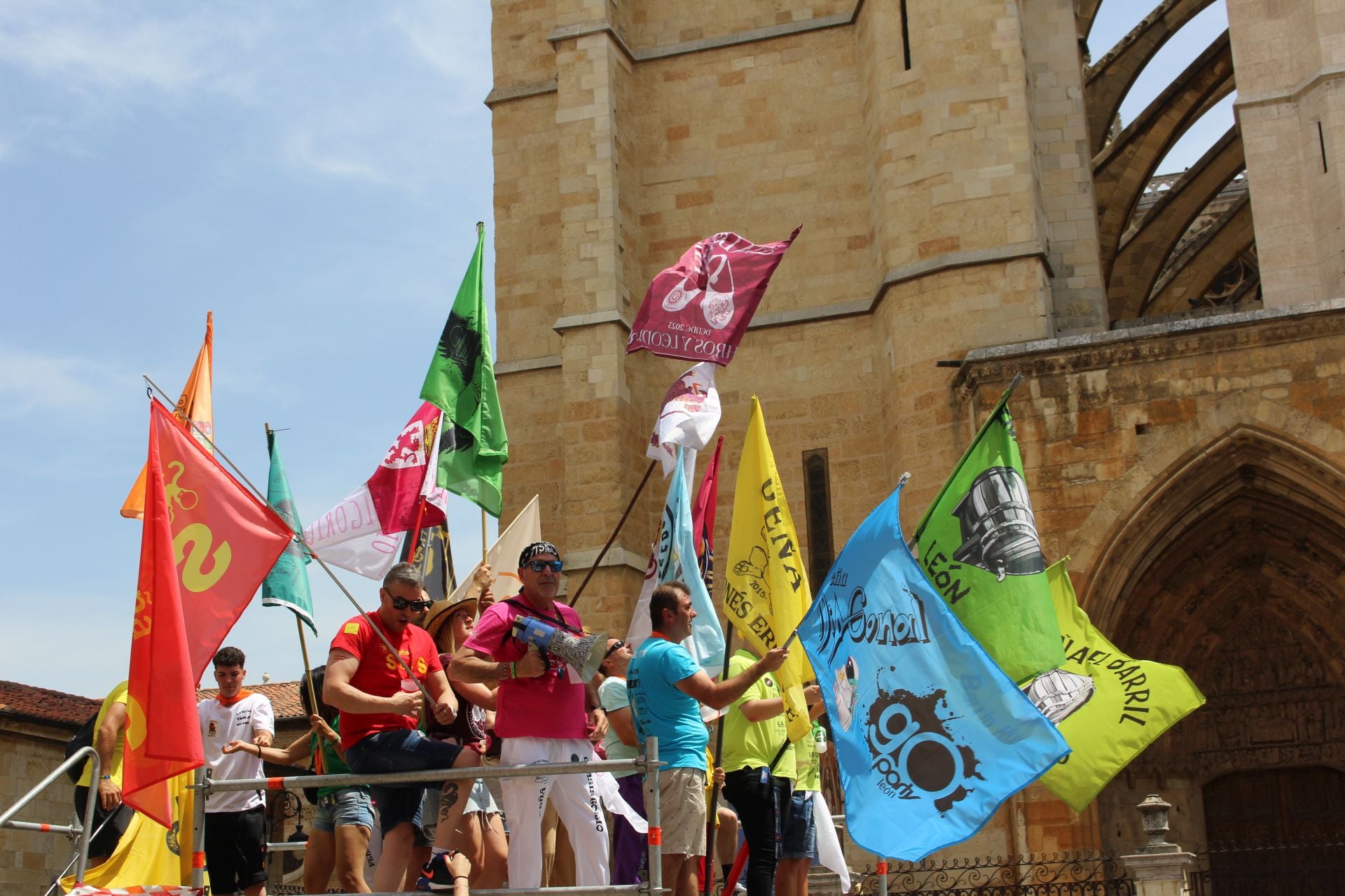 Las imágenes del desfile de peñas en León