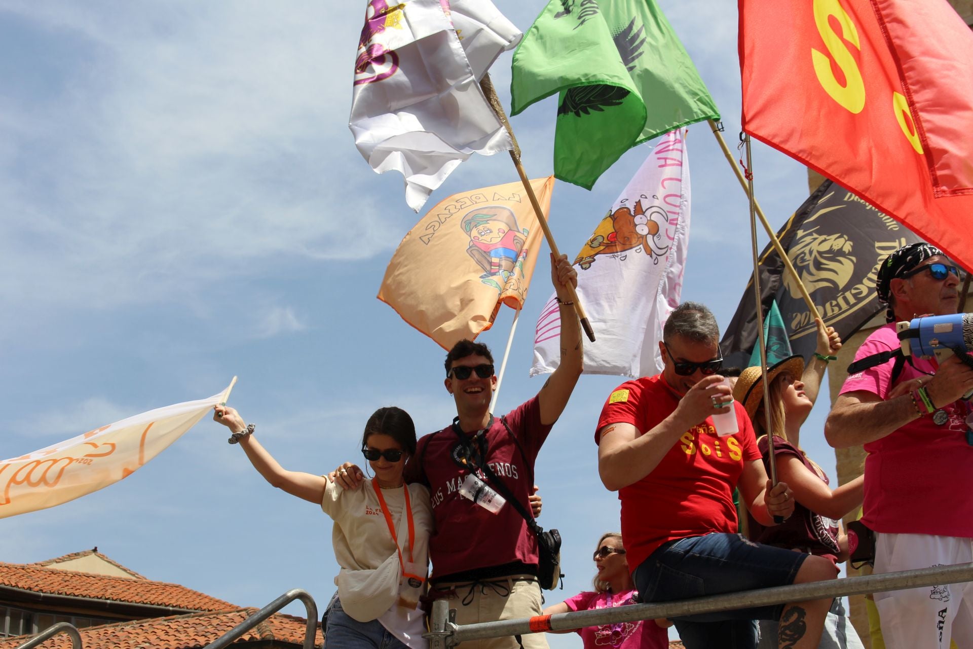 Las imágenes del desfile de peñas en León