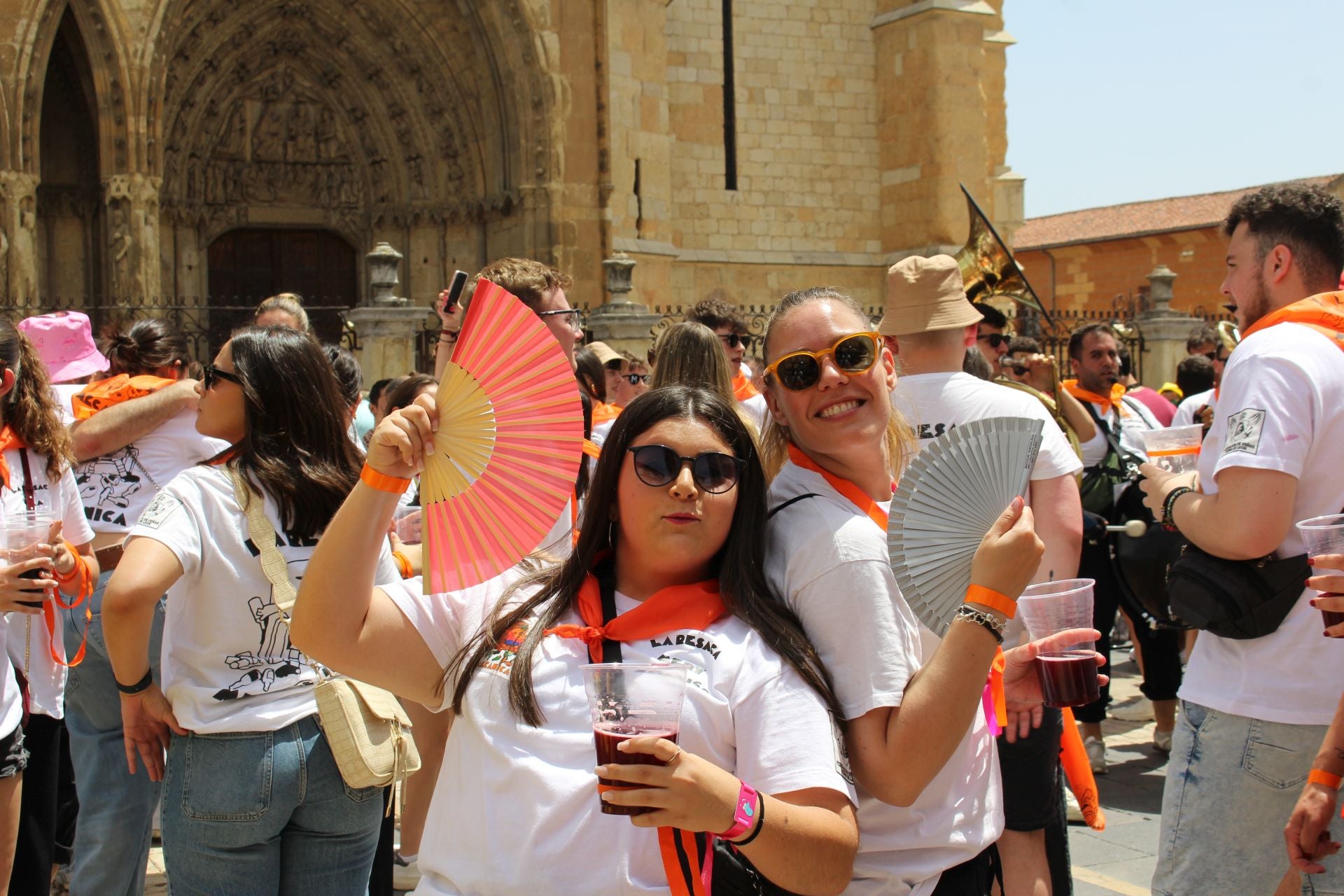 Las imágenes del desfile de peñas en León