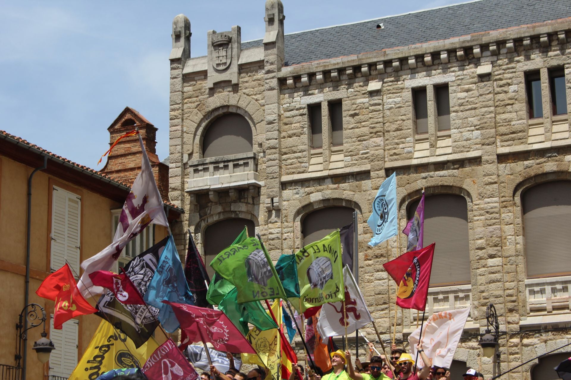 Las imágenes del desfile de peñas en León