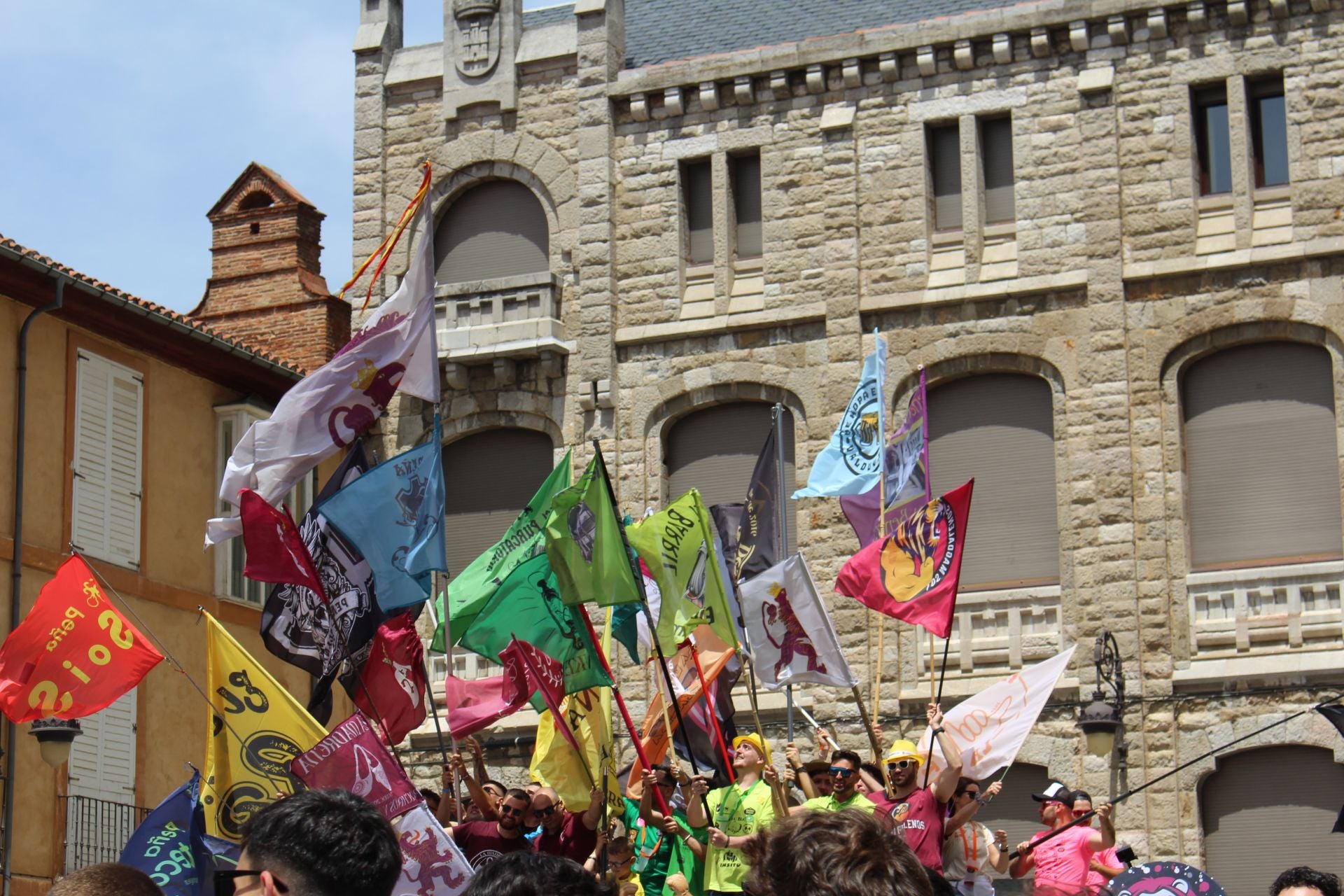 Las imágenes del desfile de peñas en León