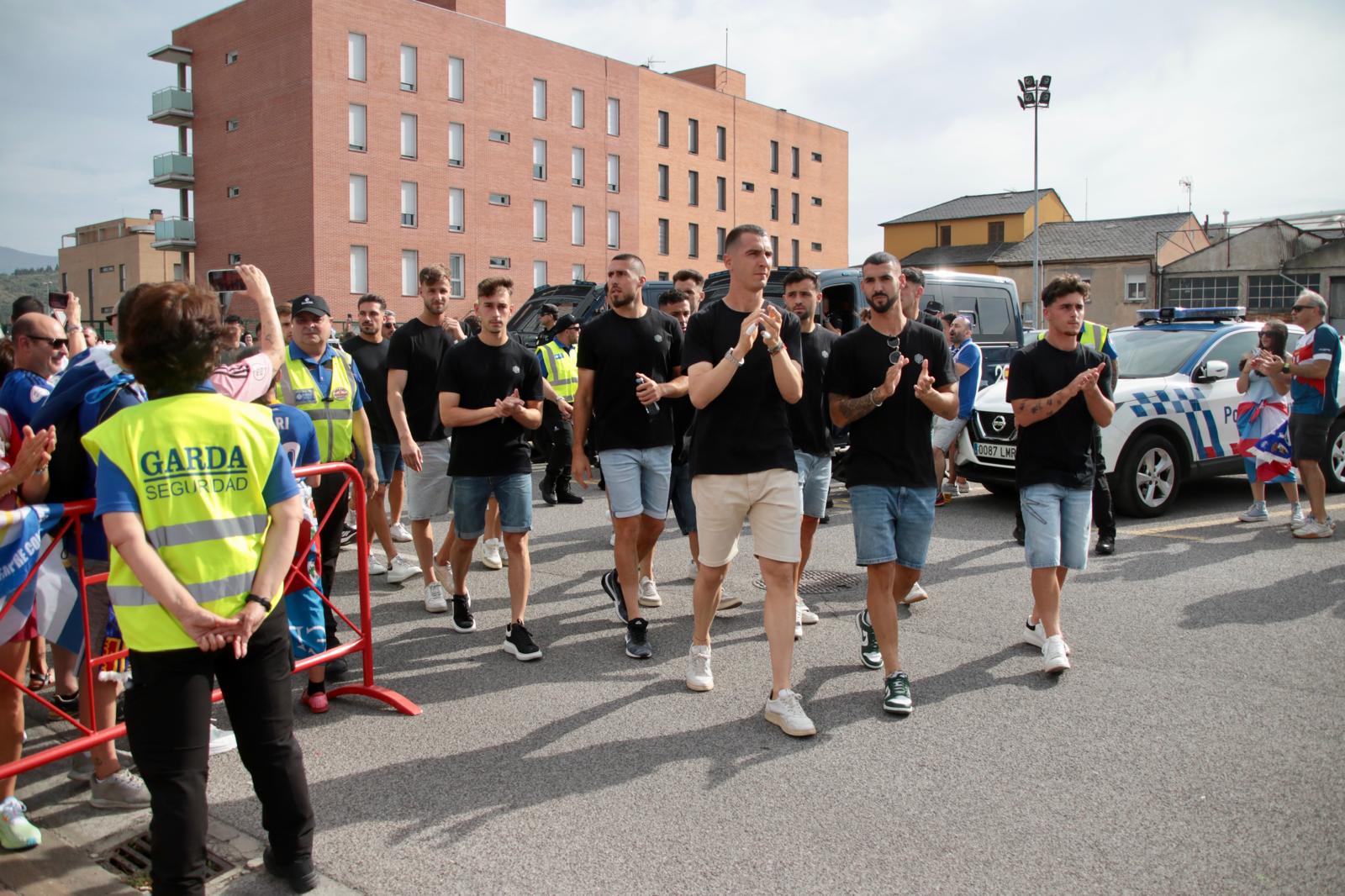 Las imágenes del recibimiento a la Deportiva en El Toralín