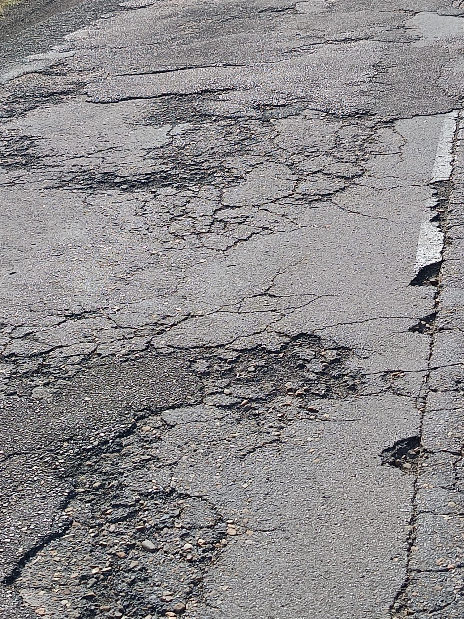 Asfalto agrietado y firme en mal estado, este es el estado de la carretera de San Miguel del Camino