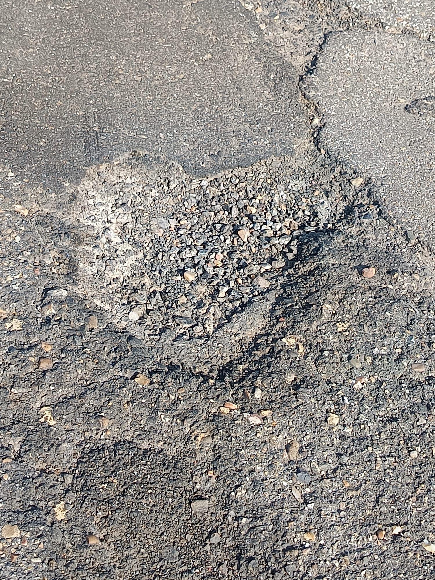 Asfalto agrietado y firme en mal estado, este es el estado de la carretera de San Miguel del Camino