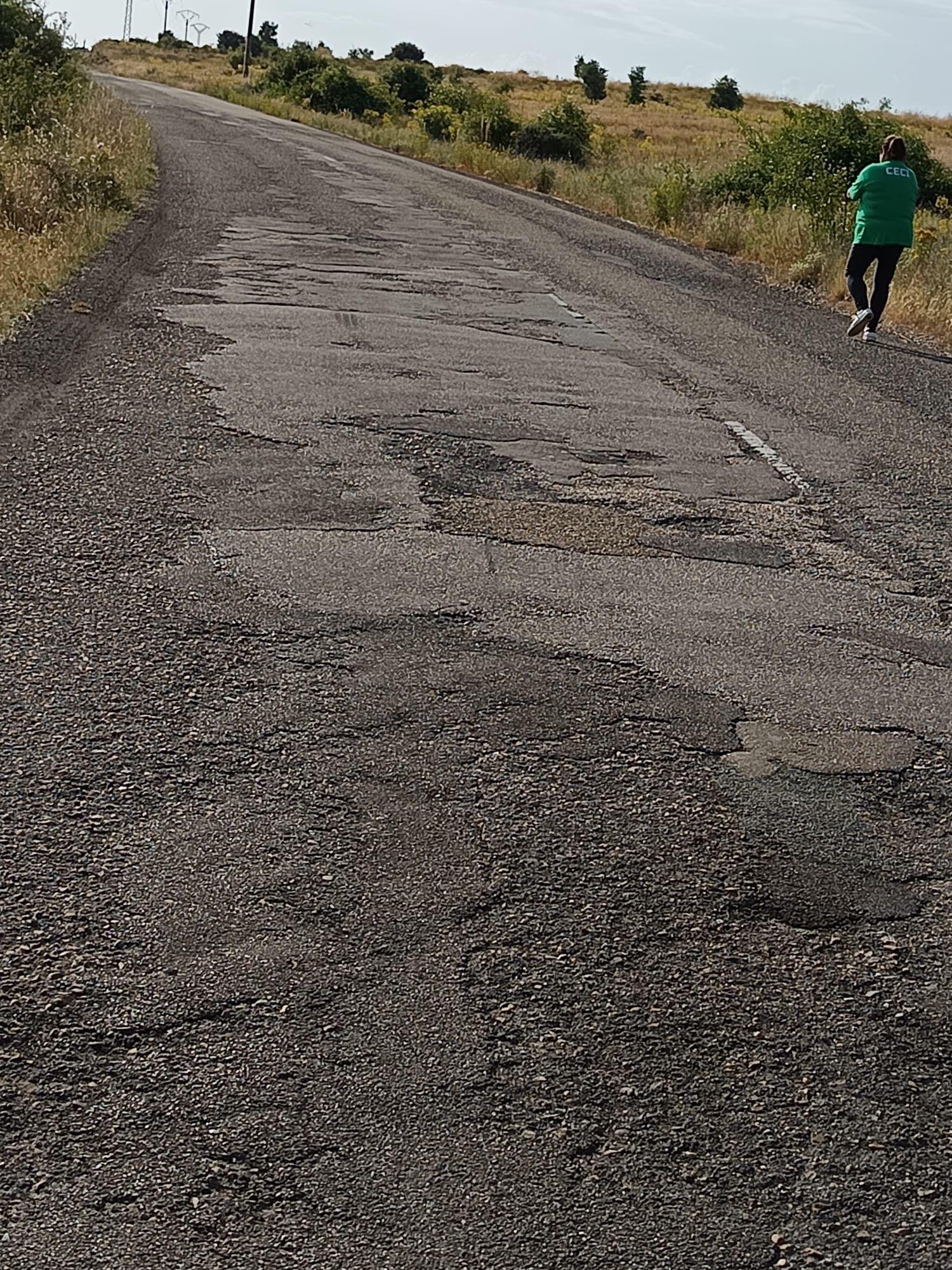 Asfalto agrietado y firme en mal estado, este es el estado de la carretera de San Miguel del Camino
