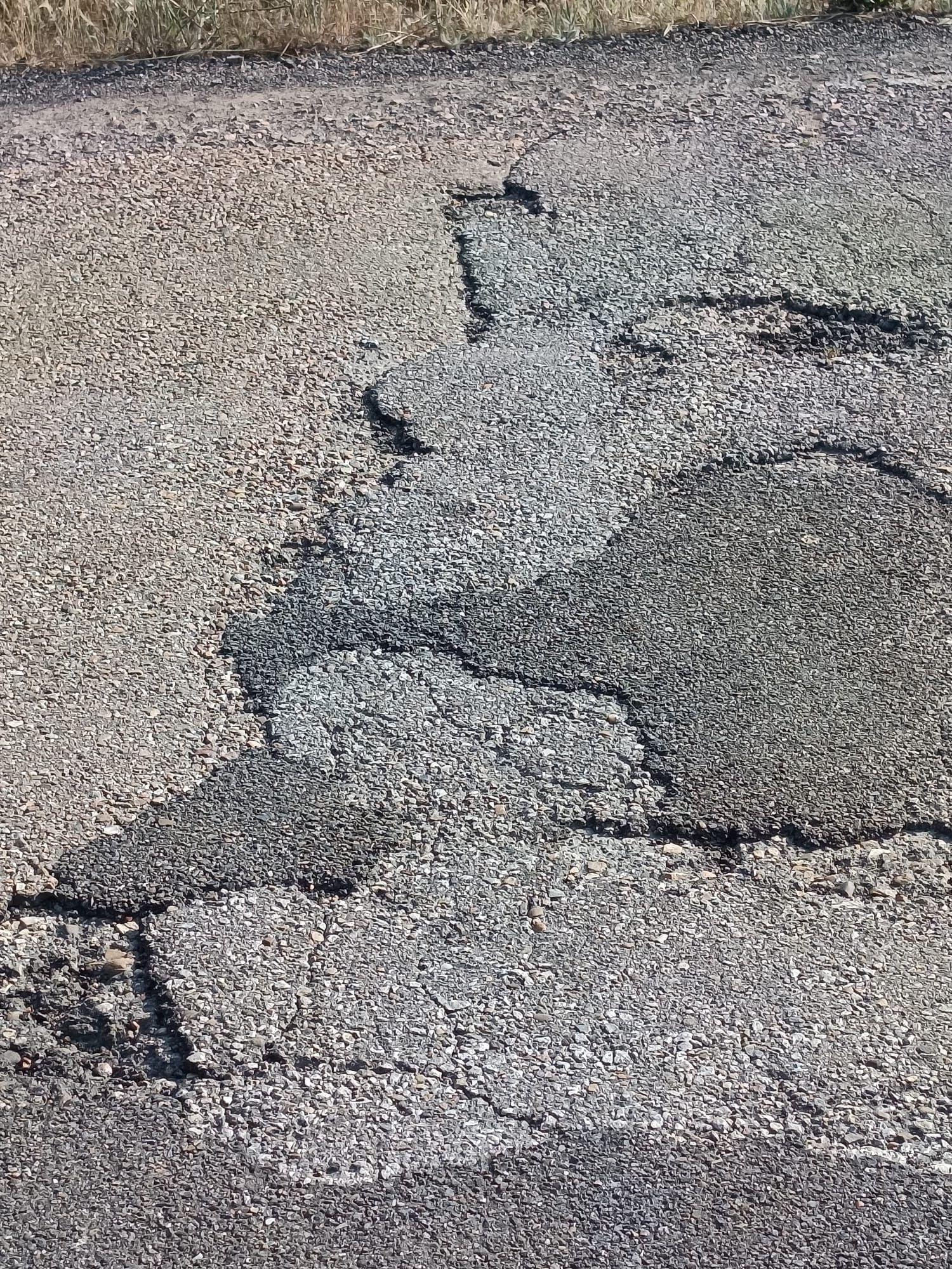 Asfalto agrietado y firme en mal estado, este es el estado de la carretera de San Miguel del Camino