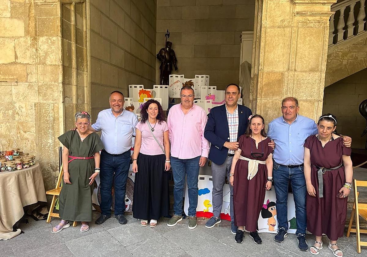 Los diputados visitan los stand.