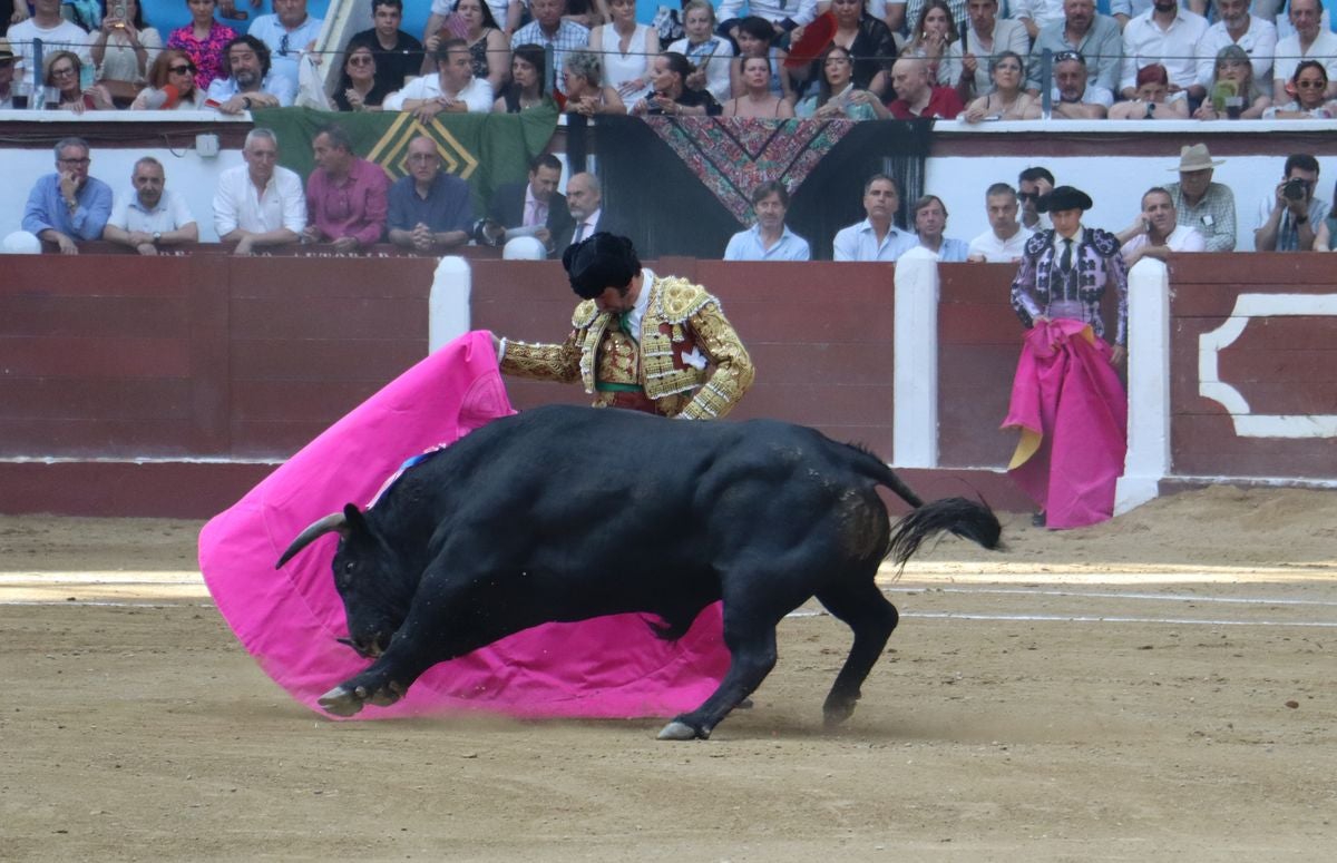 Puerta grande para Morante y El Fandi en León, mientras que Cayetano se despide en silencio