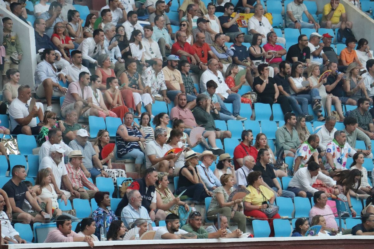 Puerta grande para Morante y El Fandi en León, mientras que Cayetano se despide en silencio
