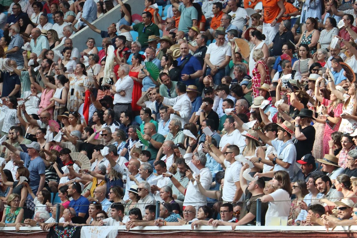 Puerta grande para Morante y El Fandi en León, mientras que Cayetano se despide en silencio