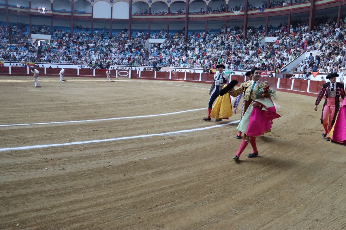 Puerta grande para Morante y El Fandi en León, mientras que Cayetano se despide en silencio