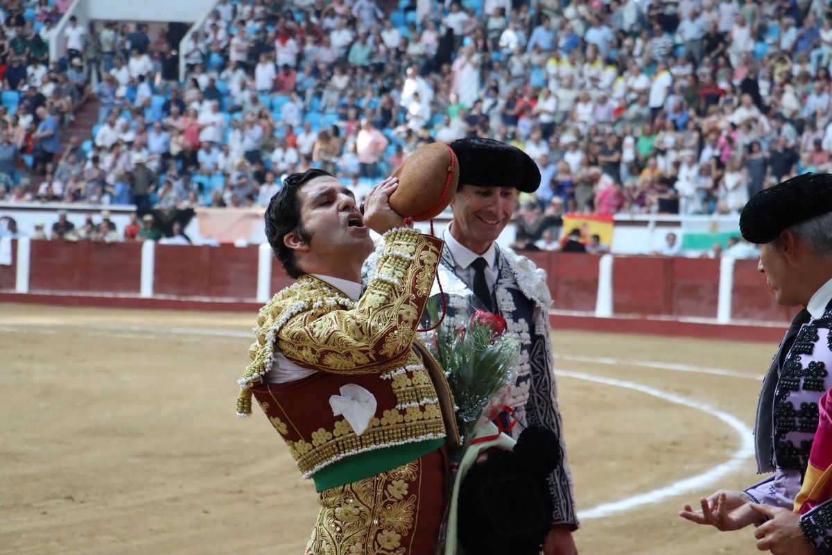 Puerta grande para Morante y El Fandi en León, mientras que Cayetano se despide en silencio