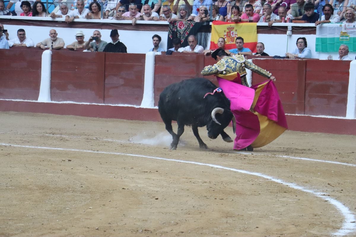 Puerta grande para Morante y El Fandi en León, mientras que Cayetano se despide en silencio