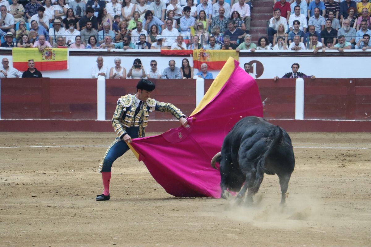 Puerta grande para Morante y El Fandi en León, mientras que Cayetano se despide en silencio