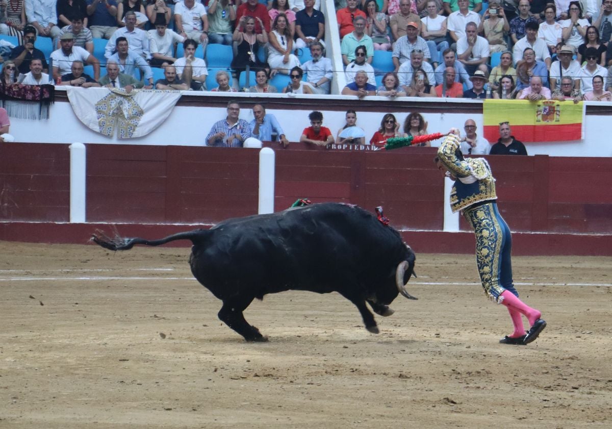 Puerta grande para Morante y El Fandi en León, mientras que Cayetano se despide en silencio