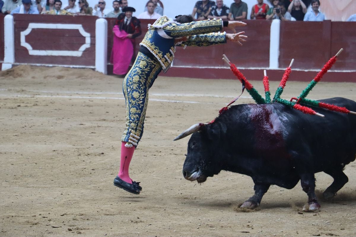 Puerta grande para Morante y El Fandi en León, mientras que Cayetano se despide en silencio