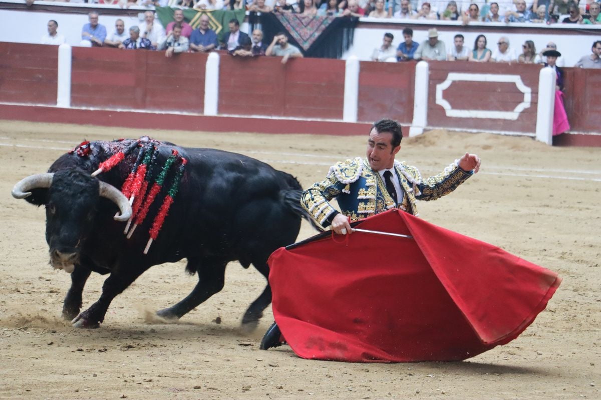 Puerta grande para Morante y El Fandi en León, mientras que Cayetano se despide en silencio