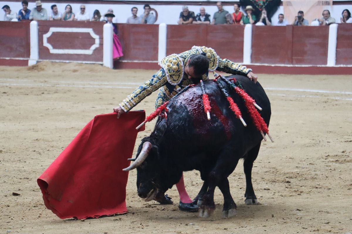 Puerta grande para Morante y El Fandi en León, mientras que Cayetano se despide en silencio