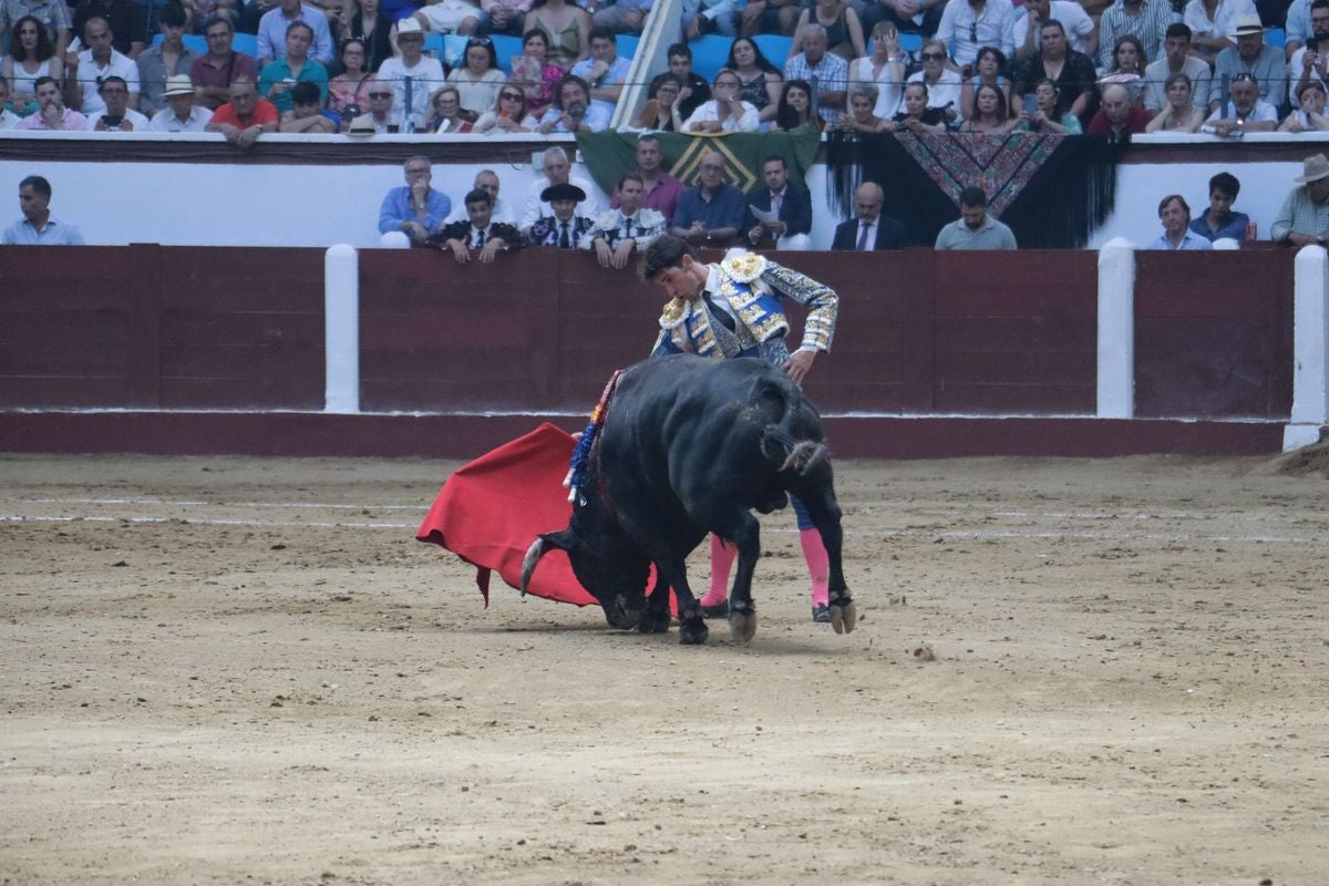 Puerta grande para Morante y El Fandi en León, mientras que Cayetano se despide en silencio