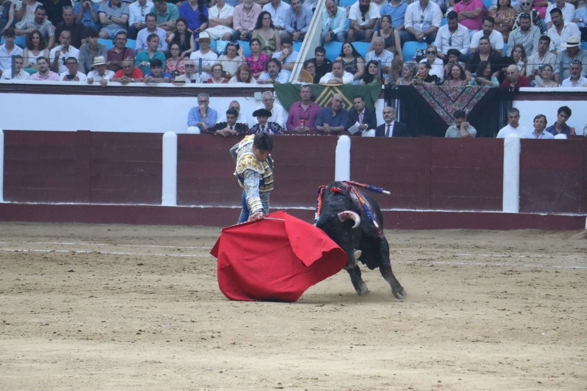 Puerta grande para Morante y El Fandi en León, mientras que Cayetano se despide en silencio