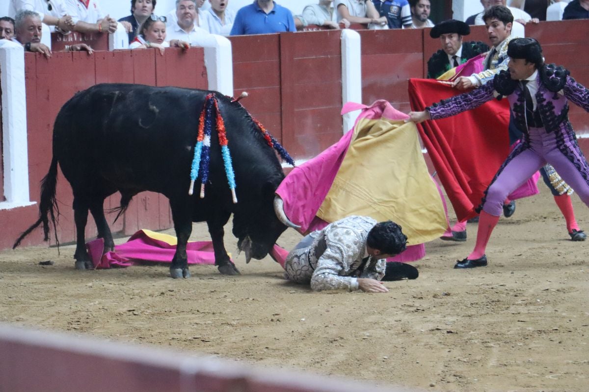 Puerta grande para Morante y El Fandi en León, mientras que Cayetano se despide en silencio
