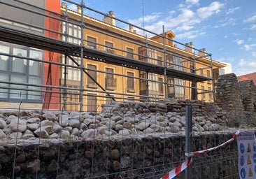 Arrancan un año después los trabajos de mejora de la muralla en Las Cercas