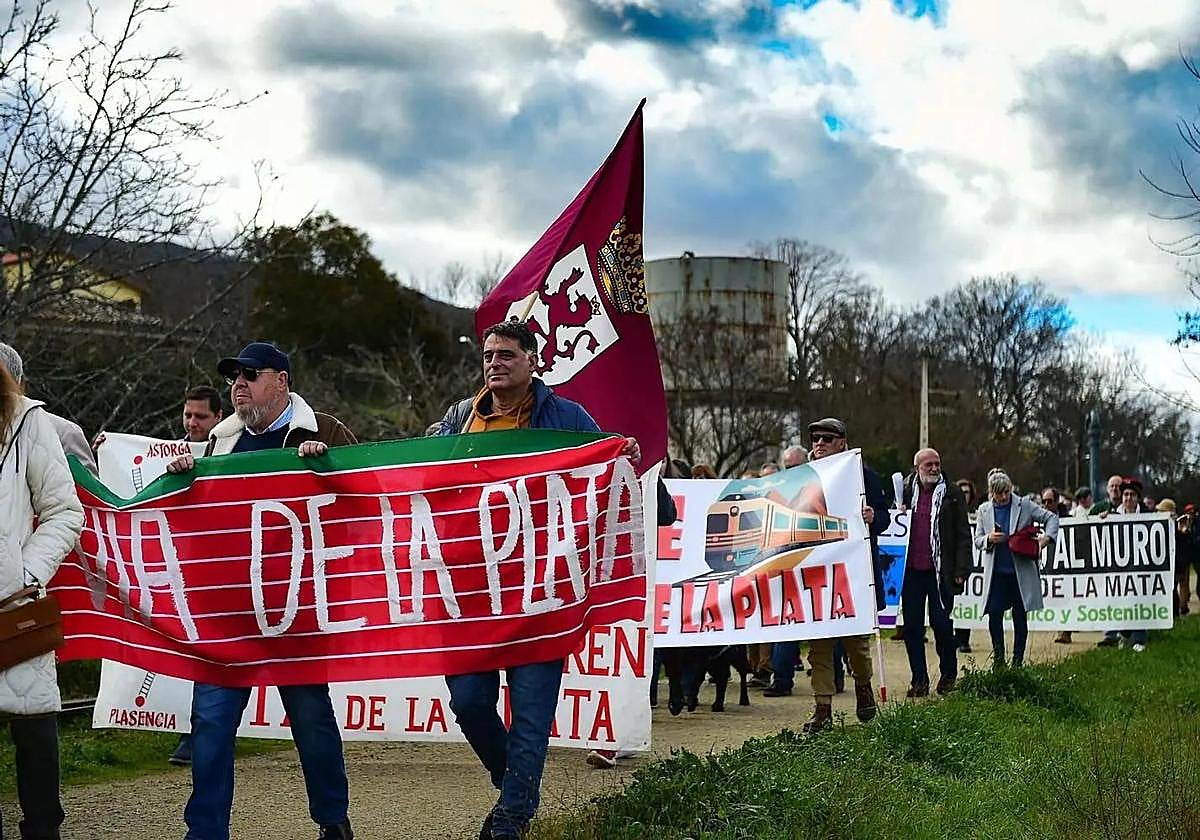 Manifestación para pedir la reapertura de la Ruta de la Plata en Pola de Lena.