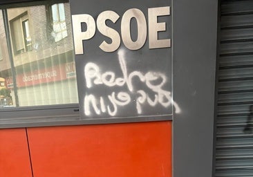 La pintadas vuelven a la sede del PSOE de León con insultos a Pedro Sánchez