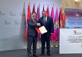 Firma del acuerdo entre Junta y Diputación.