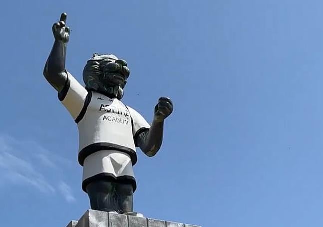 Guzmán, con forma de león, y la camiseta de la Cultural.