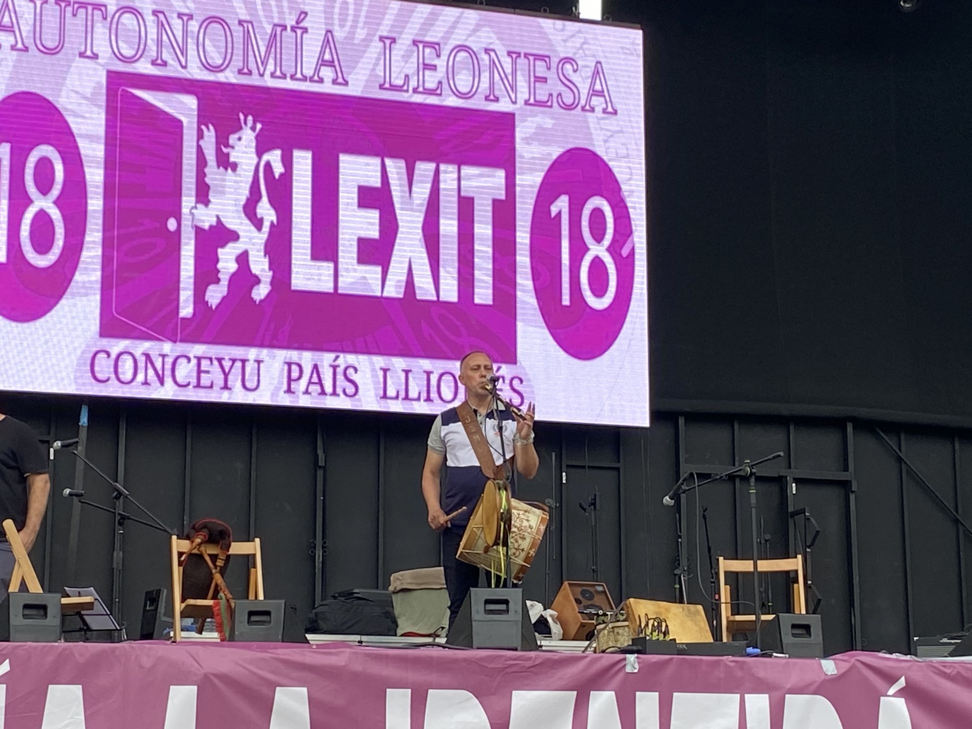 Txebe tocando el tamboril y la dulzaina.