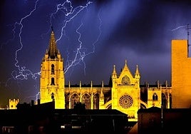 Imagen nocturna de una tormenta veraniega en León.