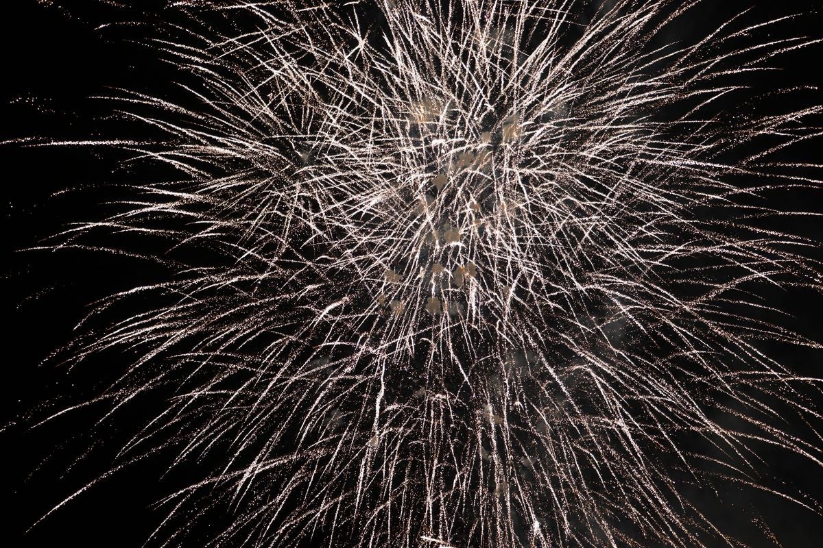 Las mejores imágenes de los fuegos artificiales de la noche de San Juan
