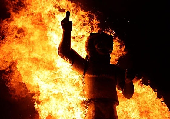 Una hoguera dedicada a la Cultural y a los deportes autóctonos ardía en la noche de San Juan.